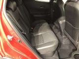 【後部座席】も当然、綺麗・清潔に仕上げております。内装の綺麗なお車は気持ちが良いですし、コンディションのいい車が多いです。これもオススメの1台です。
