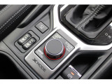 X-MODEの操作はセレクトレバー後方の大型ダイヤルで行います。手袋をしていても操作しやすい大きさです。