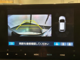 リバースギアに入れるだけで後方の表示へ切り替わります。夜間や雨の日の駐車も楽になりますよ。