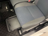 【助手席下収納スペース】助手席下にも収納スペースがございます。複数収納スペースがありますよ。