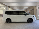 『両側電動スライドドア』 スーパーなどでの狭い駐車場でも乗り降りが楽々♪お子様が隣の車にドアを当ててしまう心配もございません!小さなお子様連れの方もこれで安心