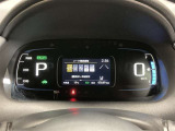 デジタル表記が大きく見やすいメーターです。中央のマルチインフォメーションディスプレイよりお車情報を確認することができます。