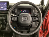 オーディオのチャンネル変更やボリュームなどの操作スイッチの他に、レフトセレクターホイールがついています。中央部を指先で上下に動かすことで、マルチインフォメーション・ディスプレイの各表示が確認できます。