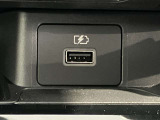 USB電源ソケットが前席中央にあり、便利に使えます☆