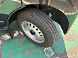 タイヤサイズは145/80R12です。
