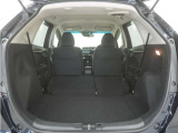 2列目シートを倒すことで、大変広いラゲッジスペースとなります。大きな荷物を積んだりと様々な用途にご利用いただけます。