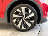 タイヤサイズはフロントは235/50R20です。
