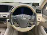 【純正革巻きステアリング】上質な革を使用することで、手にしっかり馴染みとても運転しやすいハンドルです♪