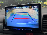 【バックカメラ】駐車時に後方がリアルタイム映像で確認できます。大型商業施設や立体駐車場での駐車時や、夜間のバック時に大活躍!運転スキルに関わらず、今や必須となった装備のひとつです!