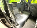 後部座席も気になるようなキズ・汚れやへたり等、大きなダメージはなく、良好な状態です。