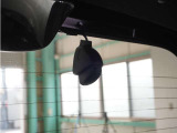 この車にはリアにもドライブレコーダーを装備しております◆映像・音声などを記録する自動車用の装置です。 もしもの事故の際の記録はもちろん、旅行の際の思い出としてドライブの映像を楽しむことができます。
