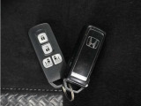 ◆スマートキー◆カギをバッグやポケットに入れたままでもドアロックの開閉ができる『スマートキー』付き!雨天や暗くなってもカギを取り出す必要がなくドアの開錠&エンジンも始動できます