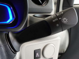 コンライト(オートライト)を装備してます。周囲の明るさによってヘッドライトの点灯・消灯を自動で切り替えます。
