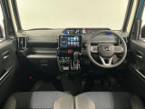 【インパネ】運転のしやすさを最優先に設計された見晴らしの良いフロントビュー。車両間隔が掴みやすく狭い道でも安心♪「安全」と「品質」を最優先に、安心してお乗りいただけるクルマを提供いたします。
