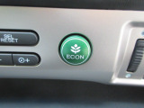葉っぱマークのECONスイッチ!スイッチをONにするだけで、エンジンやエアコンなどを協調制御。燃費の向上に貢献します!