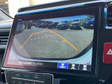 バックモニター装備。画面にて後方の確認が行えるので、バック駐車や車庫入れの際には重宝します。車の運転に慣れない方でも安心のガイドライン表示機能付。