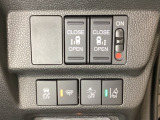 両側電動スライドドアは運転席から操作ができるよう、操作スイッチが付いています。Hondaセンシング用のVSA(ABS+TCS+横滑り抑制)解除と路外逸脱抑制機能のオンオフスイッチなどがあります。