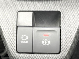 【電動パーキングブレーキ】パーキングブレーキは便利な電動式!ボタン一つで操作でき、アクセルを踏めば自動で解除されます♪レバーやペダルが無いので運転席廻りもすっきりしますね♪