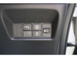 パーキングセンサーシステムや衝突軽減ブレーキ等のスイッチ類は、運転席の右側にあります。