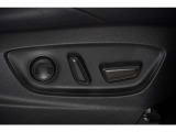 【パワーシート】 スイッチでシートポジションを細かく調整できます。