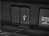 【USBジャック】充電をスマートに。スマートフォンやタブレット、携帯ゲーム機などの充電が可能。