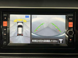上からの視点で狭い駐車場への駐車に役立つ、アラウンドビューモニター対応純正メモリーナビ装備。