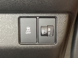 ハンドルの右側にはヘットライトリベライザーとVSA(ABS+TCS+横滑り抑制)の解除スイッチがついています。ヘッドライトリベライザーは道路状況や積荷の加重に応じてライトの高さを調節できます。