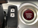 【Hondaスマートキー】カバンやポケットに入れたままでもドアの施錠・解錠が可能なスマートキーを装備。エンジンのオン・オフ時もカギを取り出す必要が無いからとっても便利です♪