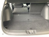 後席は分割可倒式で、用途に合わせてアレンジ可能。荷物の量や乗車人数に応じて柔軟に使える便利なシートです。