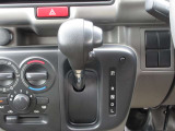 CVT(無断変速機)採用で滑らかな加速が出来ます! インパネシフトなので足元も広々です☆