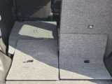 トランクも広々していて分割で倒れて片側に荷物を積んで片側に人が座ることも可能です。