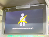 【フリップダウンモニター】大画面モニターで後席でもエンタメをお楽しみいただけます。小さなお子様にも大人気の装備です♪