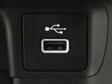 【USBポート】USBポートも装備されています♪スマートフォンのオーディオに連携も可能です。今や欠かせない装備の一つです!