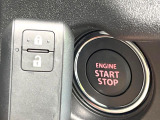 【キーレススタートシステム】カバンやポケットに入れたままでもドアの施錠・解錠が可能なスマートキーを装備。エンジンのオン・オフ時もカギを取り出す必要が無いからとっても便利です♪