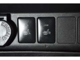 運転席・助手席シートヒーター装備☆  座面と背もたれをすばやく温めるシートヒーターを内蔵。身体を直接温めることができます。 寒い時期には嬉しいアイテムですね♪