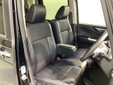 運転席、助手席☆ともに広々としており、ゆとりのある空間となっております♪