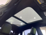 【大型サンルーフ】車内の解放感が一気に上がる大型のパノラマルーフ!季節を問わず開放的で快適なドライブをお楽しみいただけます。流通量も少なく希少価値の高い人気の装備です♪