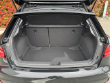 奥行きがあり、十分な広さを持つラゲッジスペースです。リアシートは分割可倒式ですので、大きな荷物を積載する事も可能です。