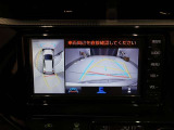パノラミックビューモニター付きです。車両を上から見たような映像をディスプレイオーディオ画面に表示。運転席からの目視だけでは見にくい、車両周辺の状況をリアルタイムでしっかり確認できます。