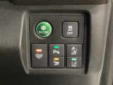 Hondaセンシング用の、VSA(ABS+TCS+横滑り抑制)解除と路外逸脱抑制機能のオンオフスイッチなどはハンドルの右側に装備しています。燃費に役立つECONボタンもここです。