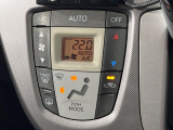 【オートエアコン】一度お好みの温度に設定すれば、車内の温度を検知し風量や温度を自動で調整。暑い&hellip;寒い&hellip;と何度もスイッチ操作をする必要はありません。快適な車内空間には必須の機能ですね♪