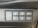 ハンドルの右側にHondaセンシング用のメインスイッチとパワーテールゲートスイッチがついています。パワーテールゲートスイッチは車内からでもテールゲートの開け閉めを電動でできます。