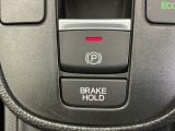 パーキングブレーキはスマートな電子制御式と合わせて渋滞時等にブレーキペダルから足を離しても停車状態を保持してくれるオートブレーキホールド機能で運転が楽になります。スタートはアクセルペダルを踏むだけ