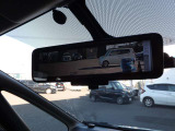 【インテリジェントルームミラー】後方のカメラ画像が映し出されるので、乗員や荷物でさえぎられがちな後方視界をクリアに保ちます♪