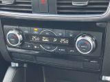 設定した温度に対して風量を自動調整してくれる、オートエアコンを装備しております。