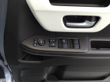 運転席ドアには、ドアミラーの角度調整スイッチとパワーウインドウスイッチを配置。手元で直感的に操作でき、運転中の使い勝手を高めています。