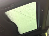 【サンルーフ】ボタンひとつで開閉可能!開放感たっぷりのサンルーフが装着されています!車内に明かりを取り入れたり景色を楽しむ以外にも、よどみがちな車内の空気も簡単に換気できて快適です!