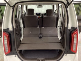 リアシートの背もたれを倒してさらに広々としたトランクスペースになります。段差も少なく荷物の出し入れもしやすくなっています。