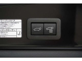【クローザー】 スイッチを押すと電動でバックドアが閉まります。
