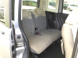 スライドドアだから、隣の車との距離が近い駐車場でも安心。チャイルドシートへの乗せ降ろしや、大きな荷物の積み込みもストレスなく行えます。